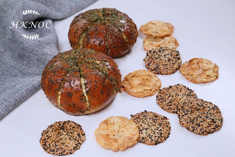 韓式大蒜乳酪麵包配芝麻杏仁脆片