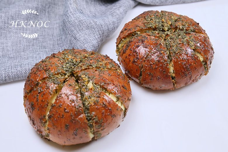 韓式大蒜乳酪麵包配芝麻杏仁脆片