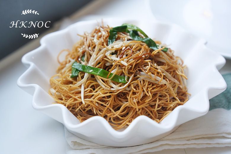 家常菜:蒜香金沙骨拼豉油皇炒麵