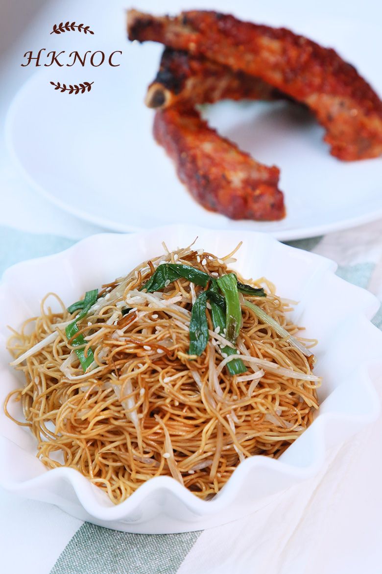 家常菜:蒜香金沙骨拼豉油皇炒麵